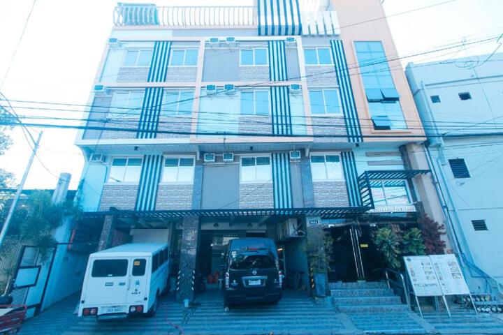 RedDoorz Plus Seventy Five Inn Near Manila Airport