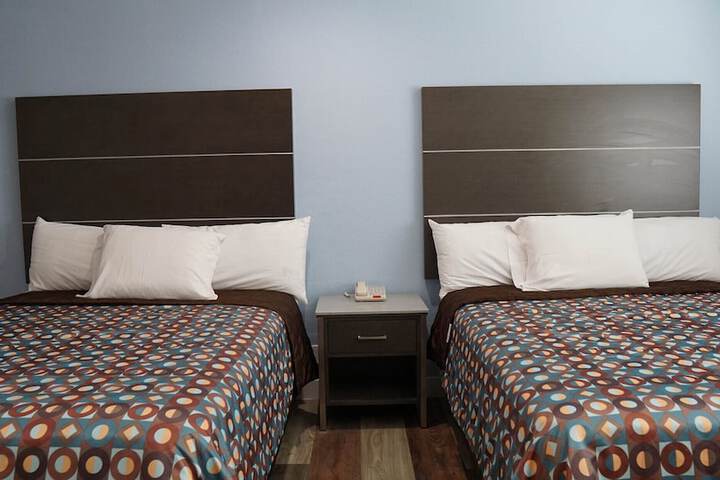 2 Queen Beds (10 of 17)