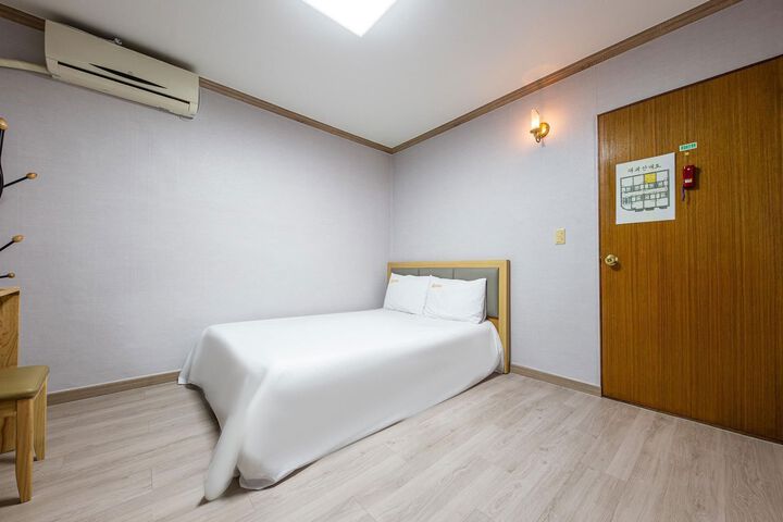 Room 37 of 60