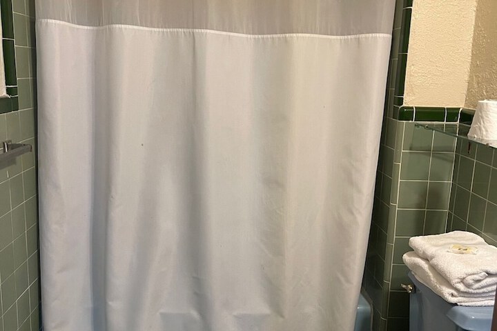 Room 4 of 6