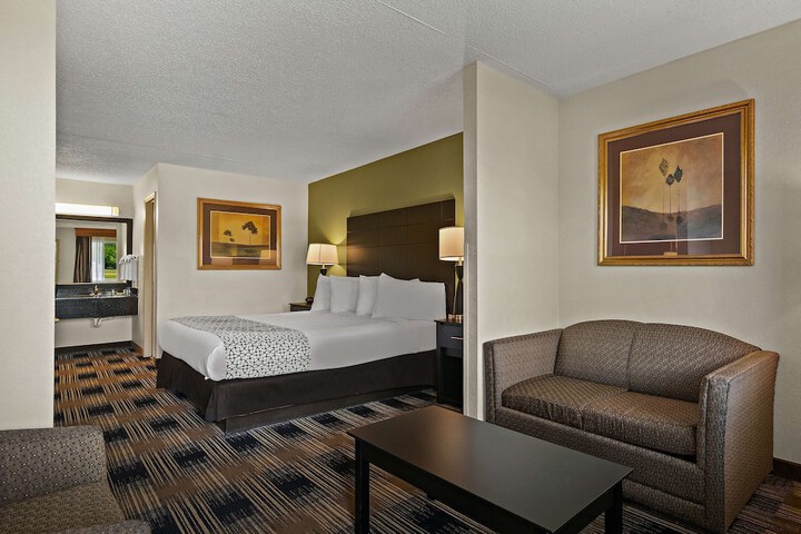 1 King Bed Microwave and Refrigerator WiFi Continental Breakfast (12 of 26)