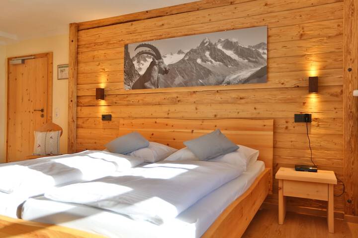 Room 4 of 28