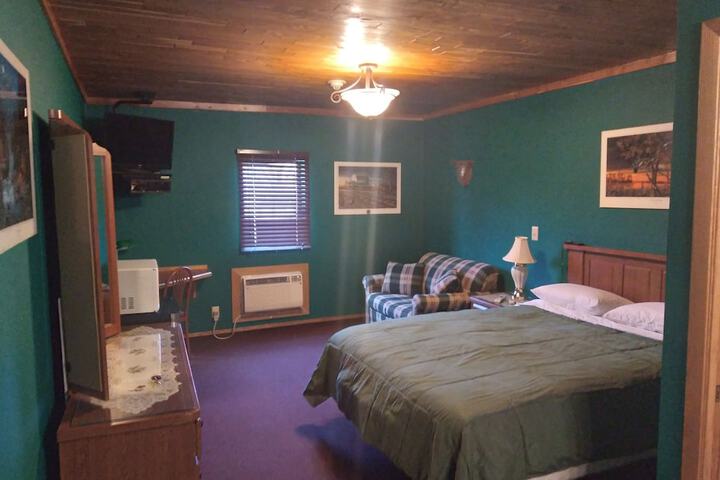 Comfort Room 1 Queen Bed with Sofa Bed (2 of 10)