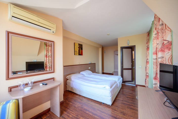 Room 6 of 33