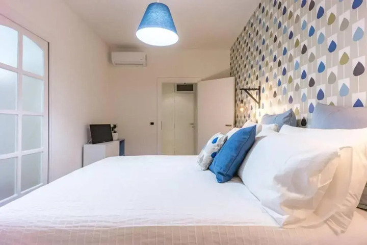 Room 2 of 6