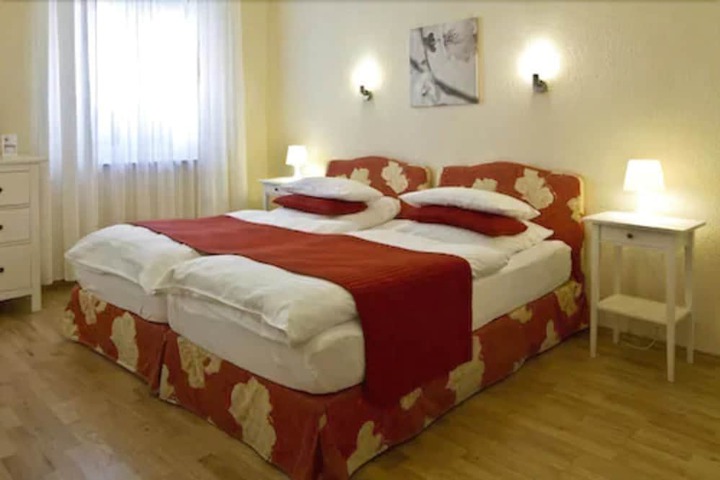 Room 8 of 33