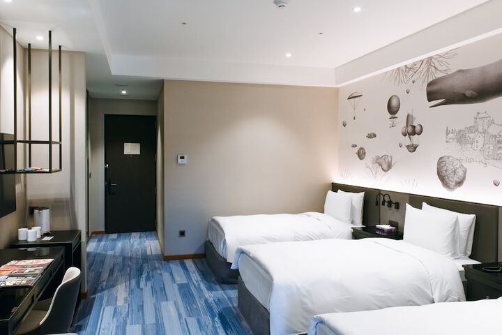 Room 8 of 75