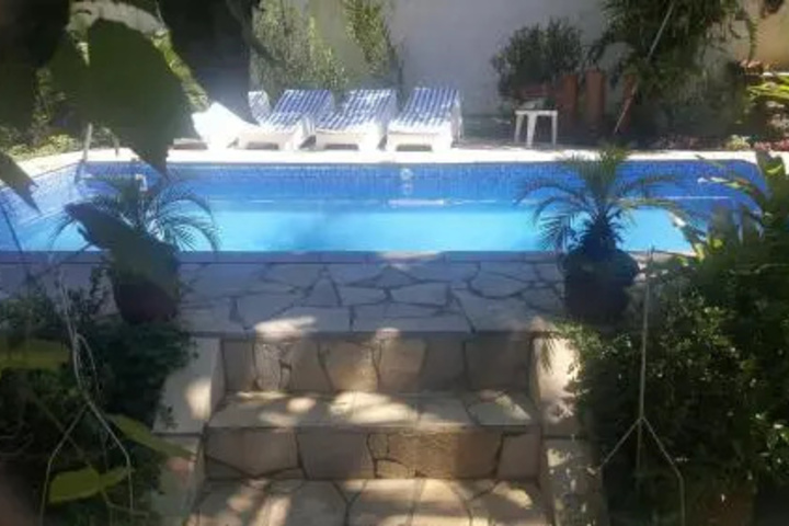 Pool 4 of 8