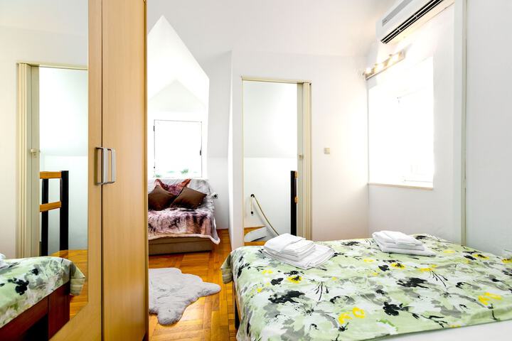 Room 8 of 180