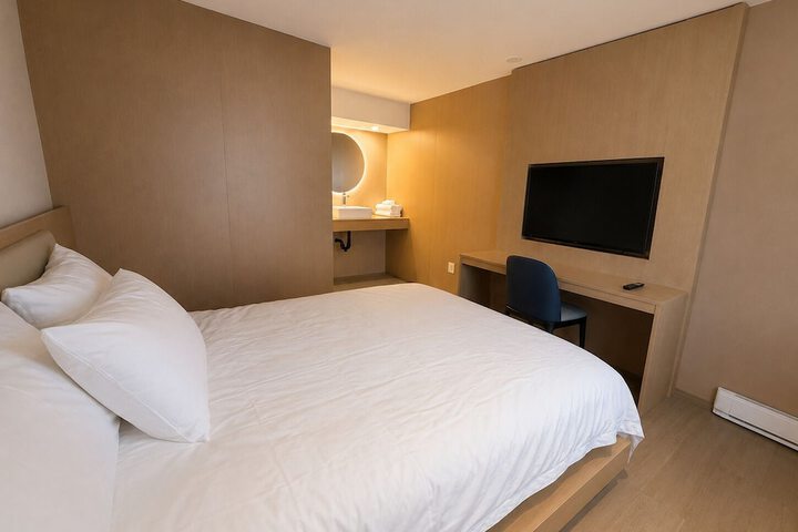 Room 4 of 16