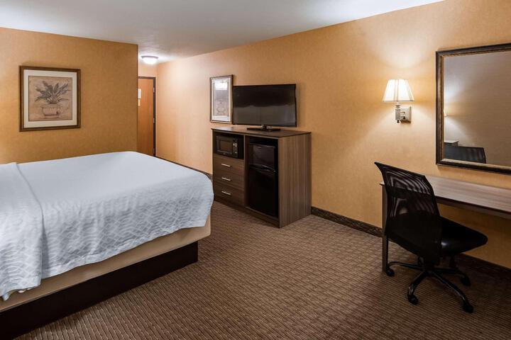 1 King Bed High Speed Internet Accessible Microwave and Refrigerator Flat Screen Television Full Breakfast (6 of 23)