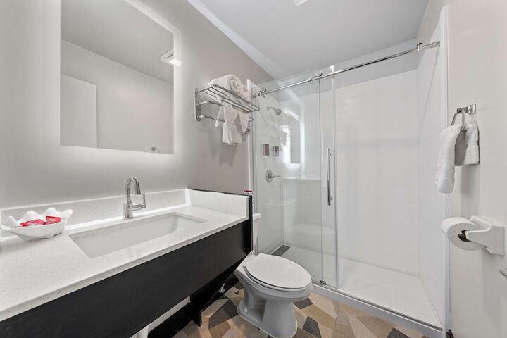 2 Double Beds Microwave and Refrigerator Flat Screen Television Work Desk High Speed Internet Accessible Continental Breakfast (25 of 32)