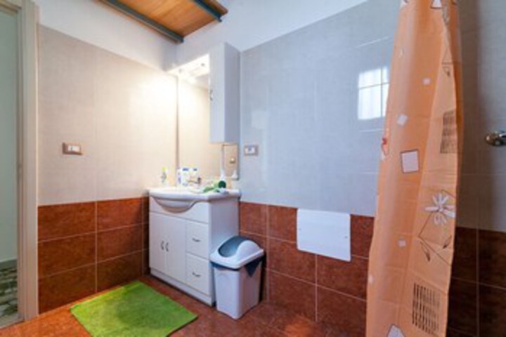 Room 2 of 27