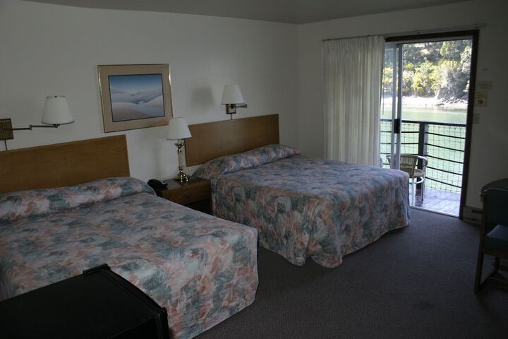Economy 2 Queen Beds Pets (5 of 14)
