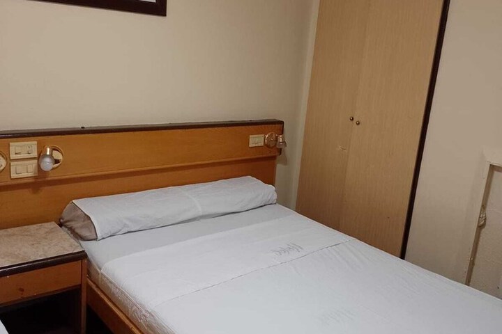 Room 10 of 32