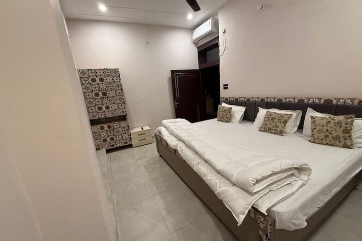 Room 5 of 10