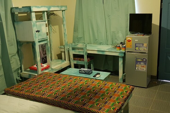 Room 5 of 18