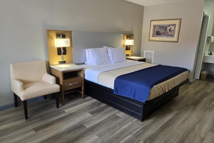 1 King Bed (3 of 5)