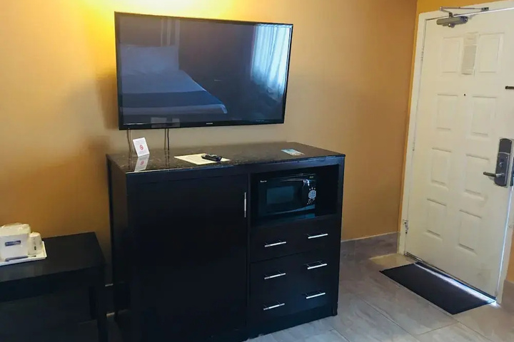 Room 4 of 17