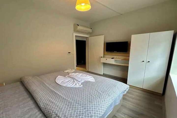 Room 13 of 37