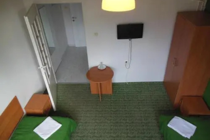 Room 4 of 18