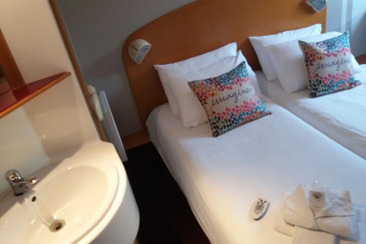Room 7 of 32