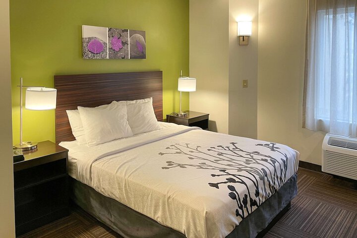 1 Queen Bed (7 of 17)