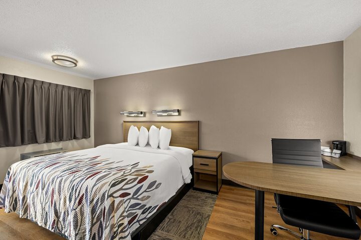 Deluxe King Bed (7 of 25)