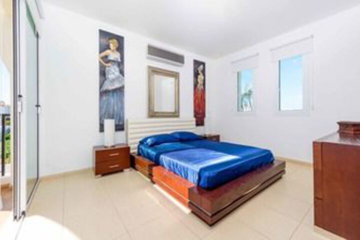 Room 5 of 16