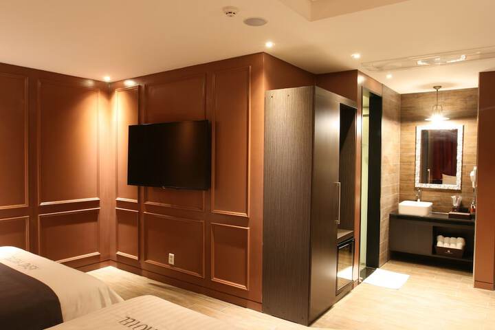 Room 9 of 32