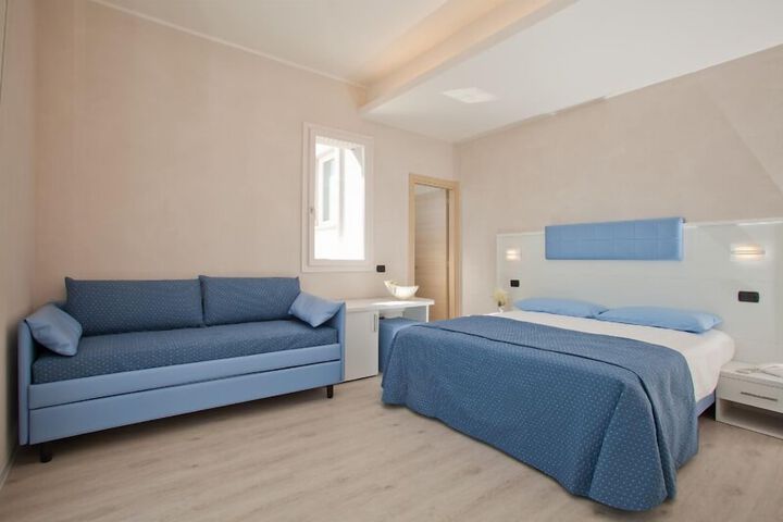 Room 10 of 29