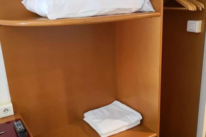 Room 6 of 24