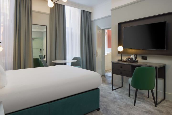 Room 26 of 182