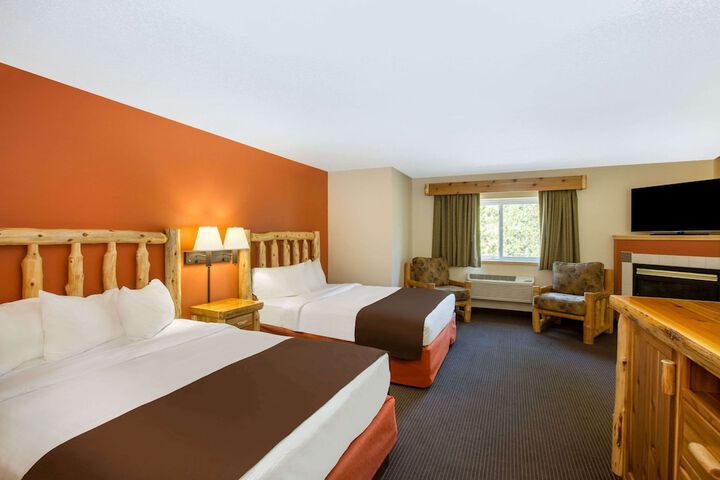 1 Queen Bed (7 of 20)