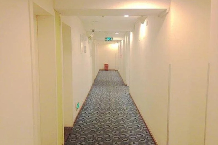 Room 10 of 16