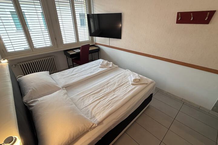 Room 13 of 36