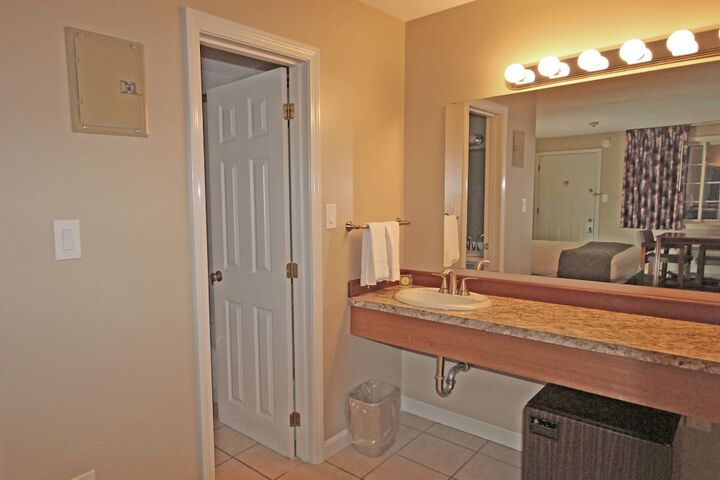 1 Queen Bed (1 of 14)
