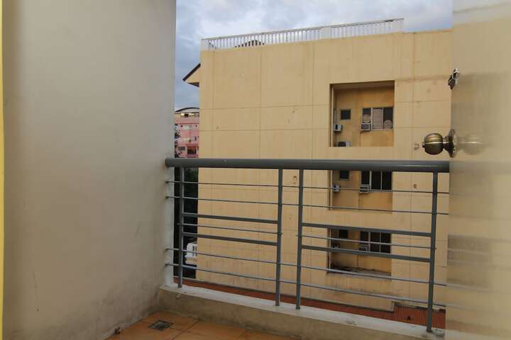 Room 10 of 33