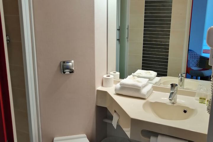 Room 11 of 40