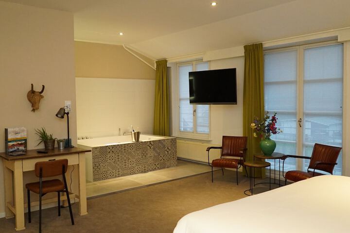 Room 16 of 50