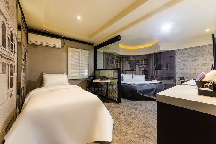 Room 43 of 57