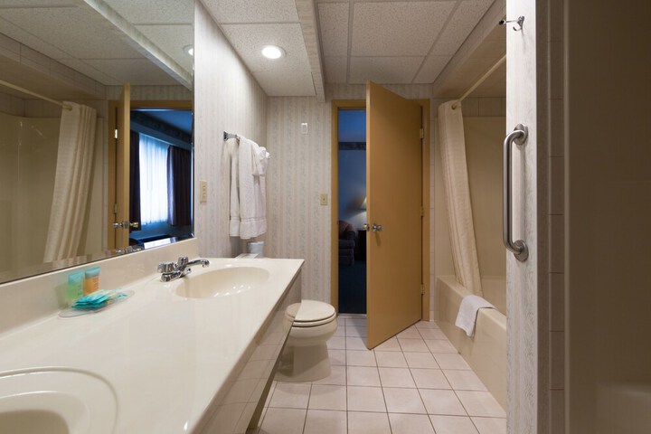 Standard Room, King or Two Doubles (5 of 5)