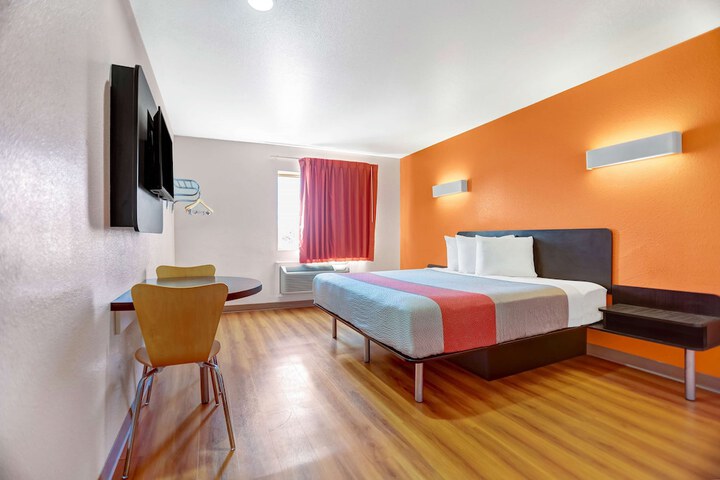 Room 6 of 25