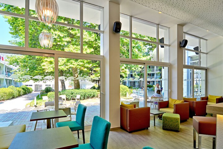 Lounge 55 of 65