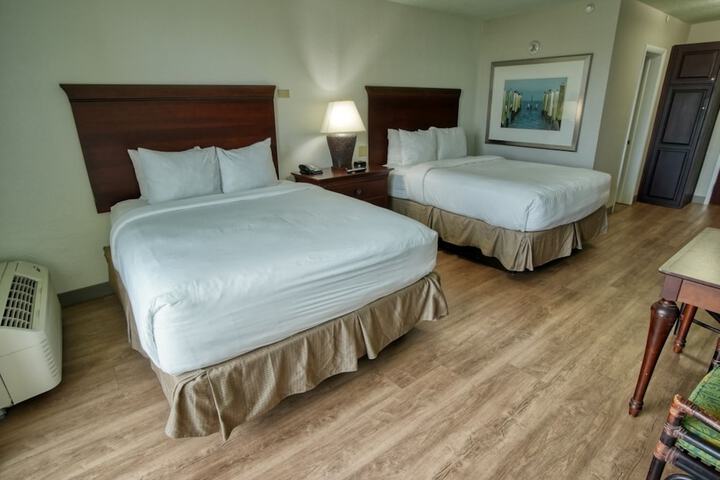 2 Queen Beds Marina View (12 of 15)