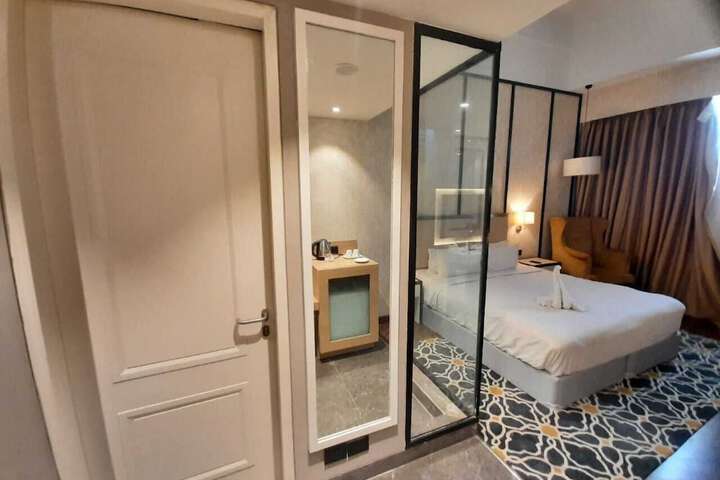 Room 5 of 63