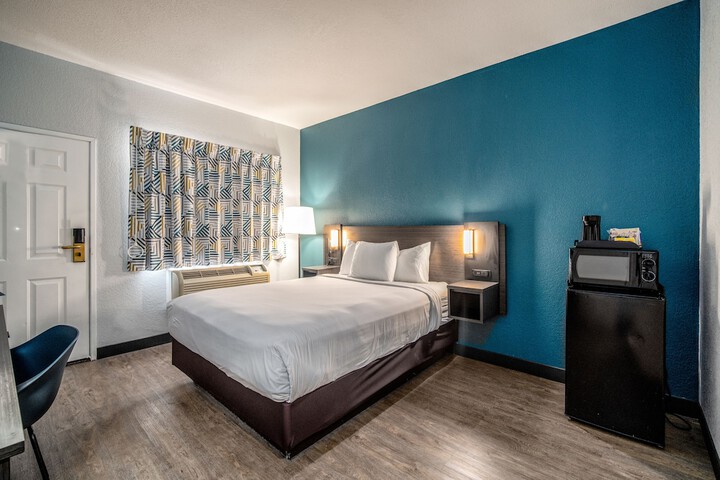 1 Queen Bed Modern (5 of 31)