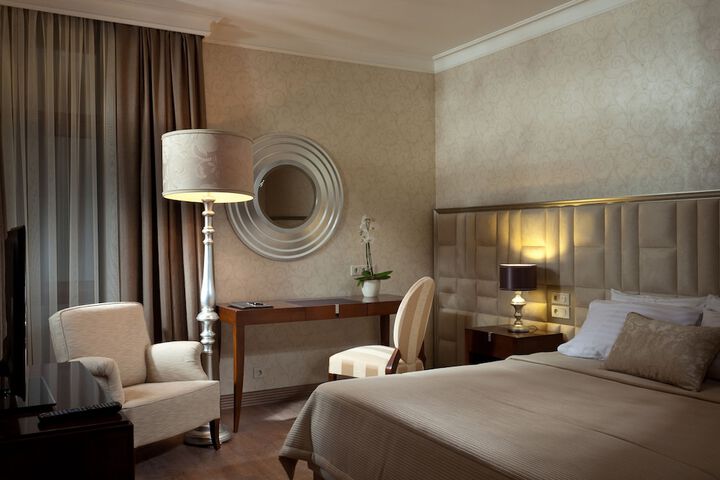 Room 18 of 108