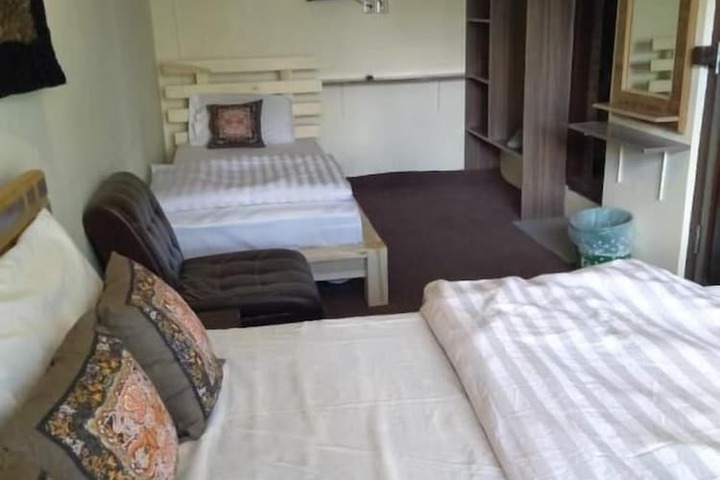 Room 10 of 12