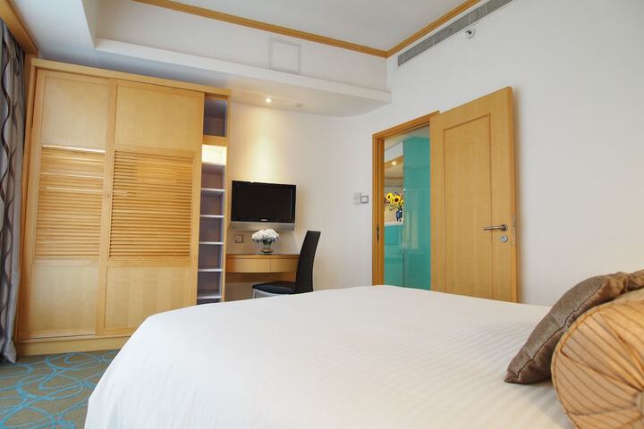 Room 17 of 38